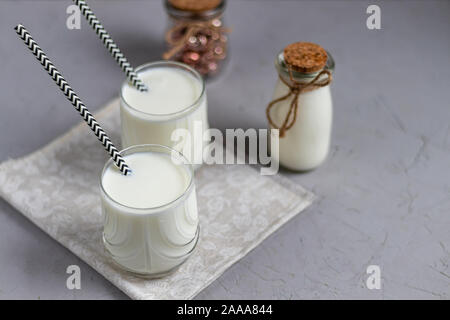 Le kéfir, une boisson fermentée avec les probiotiques. Utile du lait de la mode et de l'alimentation et des boissons. Fond clair. Tube de papier. Copier l'espace. Banque D'Images