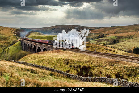 La Citadelle nostalgie collecteur double train à vapeur dirigé par deux 5s noir crossing Arten Gill viaduct sur la ligne Settle-Carlisle dans le Yorkshire Dales Banque D'Images