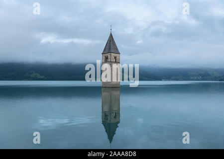 Clocher de l'église de Altgraun, Reschensee (Tyrol du Sud, Italie) sur un matin nuageux en été Banque D'Images