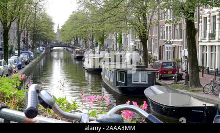 AMSTERDAM, Pays-Bas, 12-Octobre, 2017 : un guidon de vélo et un canal à Amsterdam Banque D'Images
