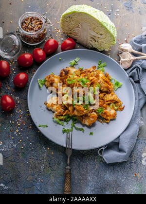 Ragoût de morue avec les choux de Bruxelles à la sauce tomate. Fruits de mer sains. Régime cétogène. Shot verticale Banque D'Images