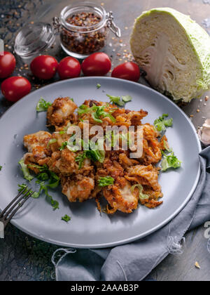 Close-up de compote de choux de Bruxelles avec de la morue à la sauce tomate. Fruits de mer sains. Régime cétogène Banque D'Images