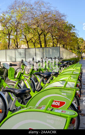 Paris, France - Nov 6, 2019 : Des vélos de location pour les espaces verts dans le centre de la capitale hongroise. De vélo-partage. Eco-friendly moyens de transport. Les mesures écologiques dans les villes. Les vélos. Banque D'Images