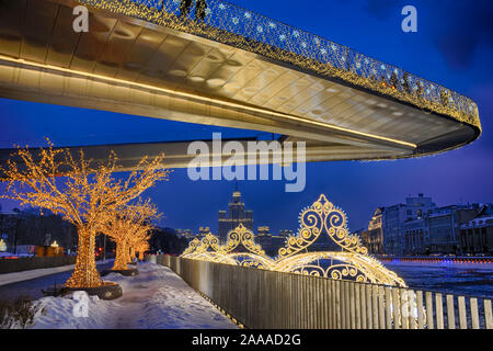 Sous Pont flottant de fête à Moskvoretskaya en remblai - Crépuscule Hiver Moscou Cityscapes Banque D'Images