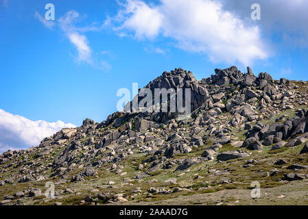 Un affleurement de roches par le sommet du mont Kosciuszko à pied dans l'été Banque D'Images