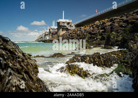 Avis de tempête à barrière Oosterscheldekering néerlandais en Zélande, ce Delta Travaux de barrages est conçu pour protéger les Pays-Bas de l'inondation de la Nort Banque D'Images