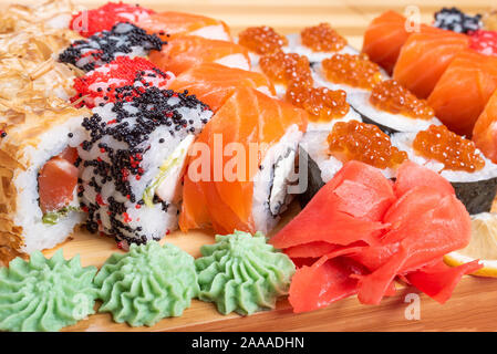 Jeu de rouleaux de sushi et coquelicots, avec du saumon et caviar. Avec du thon et le krill en Californie et à Philadelphie. Close-up. Banque D'Images