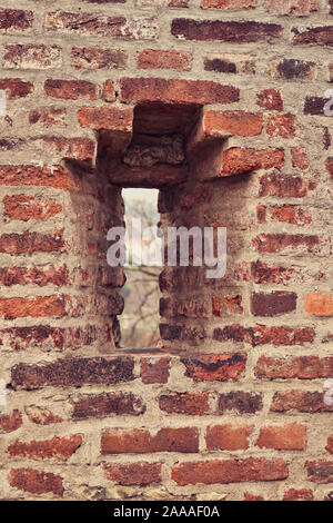 Détail de l'ouverture / échappatoire dans une vieille brique maçonnerie / mur de fortification de Vyšehrad, à Prague Banque D'Images