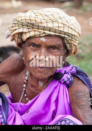 Femme d'un village tribal du district de Koraput à Odisha (Orissa), en Inde Banque D'Images