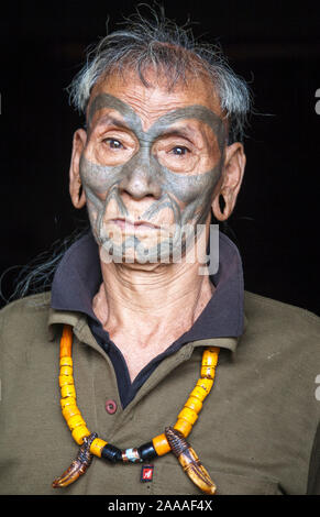 Ancien chasseur de tête et ancien village de la tribu Konyak avec visage tatoué, Nagaland, Inde orientale Banque D'Images