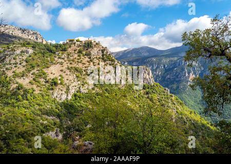 Le pittoresque village médiéval de Gourdon France, haut d'une montagne dans les Alpes Maritimes située dans la région de la Provence du sud de la France Banque D'Images