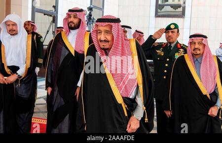 Riyad. 20 Nov, 2019. Le roi saoudien Salman bin Abdulaziz Al Saud (C,) assiste à la 7ème session du Conseil de la Choura à Riyad, en Arabie Saoudite, le 20 novembre 2019. Le roi saoudien Salman bin Abdulaziz Al Saud, a déclaré mercredi que les revenus de la Saudi Aramco offre publique initiale seront acheminés vers l'Arabie saoudite's fonds souverain pour stimuler l'investissement intérieur et l'extérieur du royaume, l'agence de presse saoudienne a indiqué. Source : Xinhua/Alamy Live News Banque D'Images