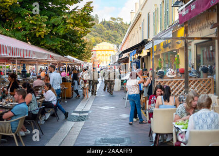 Soldats français en treillis militaires patrouiller la zone de Vieille Ville Cours Saleya à Nice, France comme diners savourer un dîner rapide sur la côte d'Azur. Banque D'Images