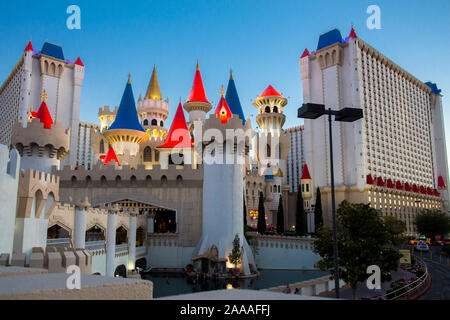 LAS VEGAS, NEVADA - 19 MAI 2017 : vue depuis l'Excalibur Hotel and Casino de Las Vegas Nevada vue dans la soirée avec des lumières Banque D'Images