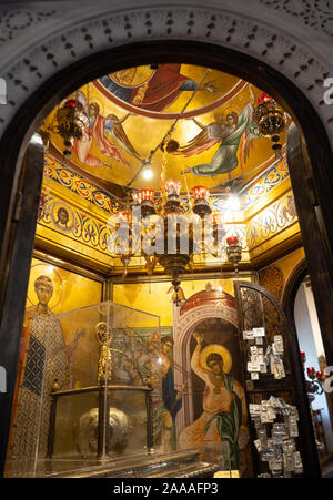 Culte avec des peintures contre un fond d'or, des ex-voto, et les restes du saint patron de Thessalonique, Saint Démétrius ou Dimitrios. Banque D'Images