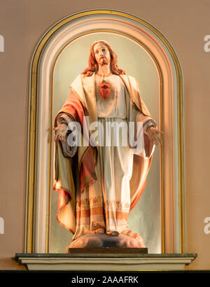 Statue de Jésus ressuscité avec Christ robe couleur pêche, percé les mains, et sacré-cœur sur l'affichage à l'Église catholique de Saint Paul dans le Pirée, Grèce Banque D'Images