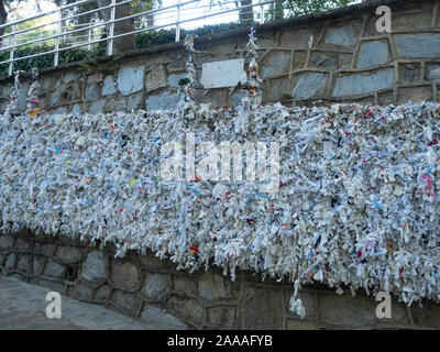 Le mur ou qui souhaitent les intentions des pèlerins avec Meryemana écrit sur papier ou tissu attaché à un mur de pierre à la maison de Marie sur le mont Koressos dans Turke Banque D'Images