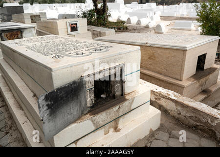 Fes, Maroc. Le 9 novembre 2019. Une tombe dans le vieux cimetière juif de la ville Banque D'Images