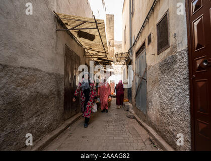 Fes, Maroc. Le 9 novembre 2019. personnes entre les étals du petit marché de légumes dans les rues de l'ancien quartier juif Banque D'Images