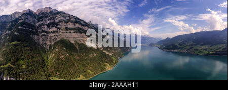 Panorama de l'antenne d'un lac de montagne en Suisse par un après-midi ensoleillé, ciel bleu, quelques nuages Banque D'Images