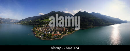 Panorama de l'antenne d'un village sur le bord d'un lac de montagne en Suisse par un après-midi ensoleillé Banque D'Images