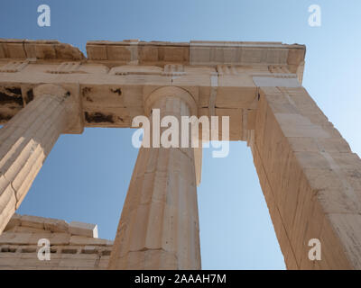 Close up du doric en colonnes et chapiteaux du Parthénon photographié d'en dessous à Athènes, Grèce. Banque D'Images