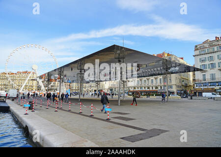 MARSEILLE, FRANCE -13 nov 2019- Vue de l'ombriere, un pavillon couvert en miroir conçu par Norman Foster, sur le Vieux Port en ma Banque D'Images