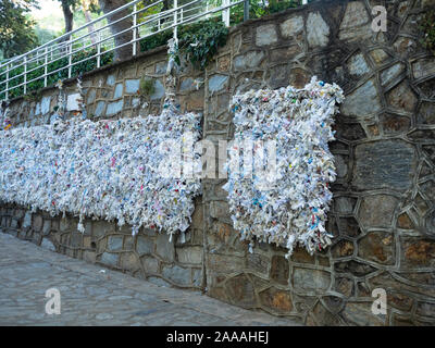 Partie du mur ou qui souhaitent Meryemana avec tissu ou papier avec des intentions liées au mur à la maison de Marie sur le mont Koressos, Turquie. Banque D'Images