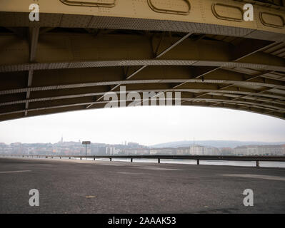 BUDAPEST, HONGRIE - 02 novembre, 2019 : vue sur le trafic sous le pont Margaret à Budapest, Hongrie sur une journée d'automne. Banque D'Images