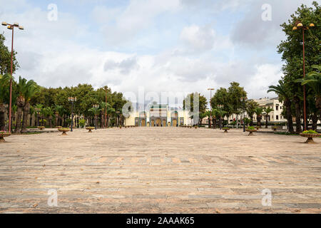 Fes, Maroc. Le 9 novembre 2019. La vue panoramique des touristes devant le palais royal Banque D'Images