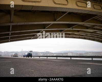 BUDAPEST, HONGRIE - 02 novembre, 2019 : vue sur le trafic sous le pont Margaret à Budapest, Hongrie sur une journée d'automne. Banque D'Images