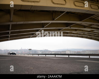 BUDAPEST, HONGRIE - 02 novembre, 2019 : vue sur le trafic sous le pont Margaret à Budapest, Hongrie sur une journée d'automne. Banque D'Images