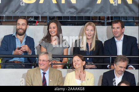 James et Pippa Middleton avec Peter et l'automne, le prince Harry, regardant Phillips Zara et Mike Tindall rivaliser dans un match de rugby en fauteuil roulant de célébrité à l'Invictus Jeux à Londres. Septembre 2014 Banque D'Images