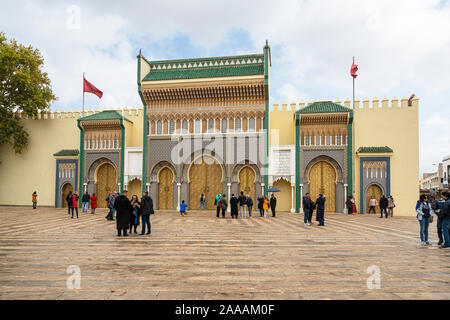 Fes, Maroc. Le 9 novembre 2019. La vue panoramique des touristes devant le palais royal Banque D'Images