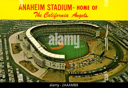 Carte postale représentant récemment achevée Anaheim Stadium comme nouveau domicile pour l'équipe de base-ball de ligue américaine du Los Angeles Angels qui serait alors appelé le California Angels vers 1966. Les anges ont été une nouvelle franchise MO administré par Gene Autrey à compter de 1962 et qu'ils ont joué leur première saison au stade Dodger partager l'espace avec les Dodgers de Los Angeles. Banque D'Images