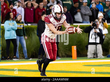 Waco, Texas, USA. 16 Nov, 2019. Oklahoma Sooners punter Reeves Mundschau (46) plates la balle pendant la 1ère moitié de la NCAA Football match entre Oklahoma Sooners et le Baylor Bears à McLane Stadium à Waco, Texas. Matthew Lynch/CSM/Alamy Live News Banque D'Images