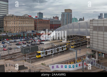 Tramway Metrolink Manchester quitter Manchester Victoria en direction de l'est avec la ville derrière Banque D'Images