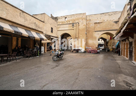 Fes, Maroc. Le 9 novembre 2019. Un matin, vue sur la Medina ville Semmarin Gate Banque D'Images