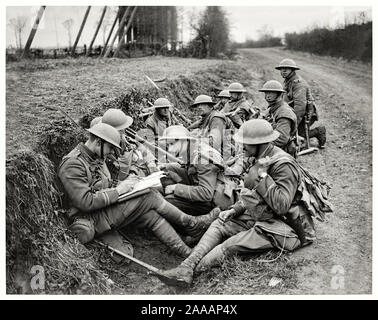 L'infanterie de l'armée britannique (1er bataillon du Middlesex Regiment) près de Bailleul, France au cours de la bataille de la Lys (Quatrième Bataille d'Ypres) Avril 1918 au cours de laquelle les Allemands ont repoussé les Britanniques pour les ports de la Manche. Renforts français qui est arrivé plus tard ce mois mettre fin à l'offensive allemande. Plus d'un demi-million d'hommes a été tué en avril 1918. Voir la description pour plus d'informations. Banque D'Images