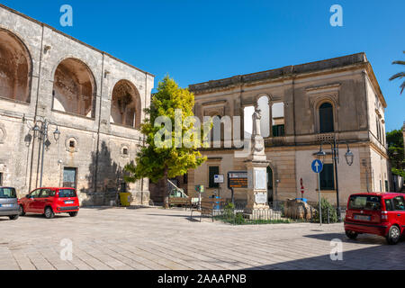 War Memorial sur la Piazza della Libertà à Castiglione en Apulie (Pouilles), Italie du Sud Banque D'Images