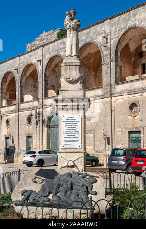 War Memorial avec le Palazzo Bacile en arrière-plan sur la Piazza della Libertà à Castiglione en Apulie (Pouilles), Italie du Sud Banque D'Images