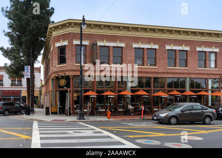 Orange, CA / USA - 14 novembre 2019 : Urth Caffe situé dans la vieille ville dans la ville d'Orange, en Californie. Banque D'Images