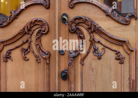 Poignée de porte ancienne en bois de bas-relief de décoration. Décoration vintage brown Banque D'Images