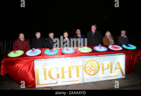 Manchester, UK. 20 novembre, 2019. Lightopia, un tout nouveau spectacle visuellement étonnant et lanterne lumière festival. Les dignitaires chinois et conseillers Manchester enfoncé les boutons pour allumer les lumières et l'ouverture officielle de l'attraction qui est eu lieu dans le plus grand parc municipal, Heaton Park, Manchester, Lancashire, Royaume-Uni. Crédit : Barbara Cook/Alamy Live News Banque D'Images