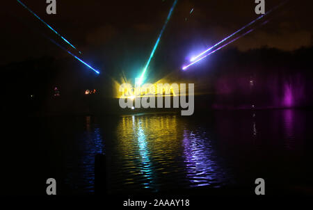 Manchester, UK. 20 novembre, 2019. Lightopia, un tout nouveau spectacle visuellement étonnant et lanterne lumière festival. Les dignitaires chinois et conseillers Manchester enfoncé les boutons pour allumer les lumières et l'ouverture officielle de l'attraction qui est eu lieu dans le plus grand parc municipal, Heaton Park, Manchester, Lancashire, Royaume-Uni. Crédit : Barbara Cook/Alamy Live News Banque D'Images