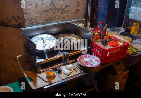 Cuisinière électrique sur la cuisine de rue au Vietnam Banque D'Images