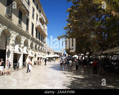 Restaurants et cafés-bars le long de la vieille ville de Corfou Liston en, Kerkyra, Grèce Banque D'Images