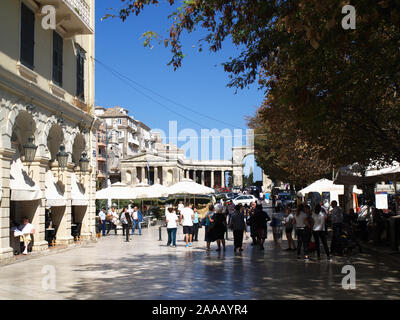 Restaurants et cafés-bars le long de la vieille ville de Corfou Liston en, Kerkyra, Grèce Banque D'Images