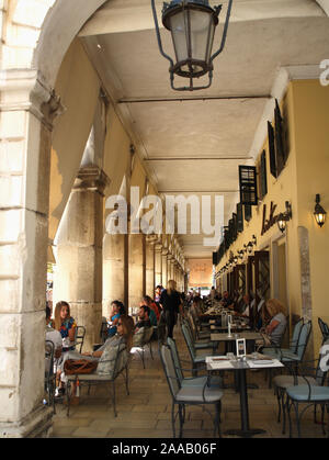 Restaurants et cafés-bars le long de la vieille ville de Corfou Liston en, Kerkyra, Grèce Banque D'Images