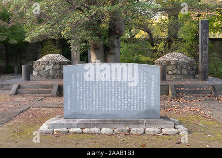 Tombe de Yoshinobu Tokugawa (1837 - 1913), cimetière Yanaka, Taito-Ku, Tokyo, Japon. Il est 15e et dernier shogun du shogunat Tokugawa. Banque D'Images